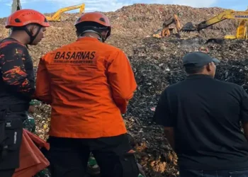 Foto: Tragedi Longsor TPA Bantargebang: 4 Orang Tewas dan Belasan Truk Tertimbun 1