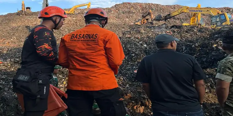 Foto: Bencana tanah longsor melanda Tempat Pengolahan Sampah Terpadu (TPST) Bantargebang, Kota Bekasi, Jawa Barat pada Minggu (8/3).(Foto:Basarnas)