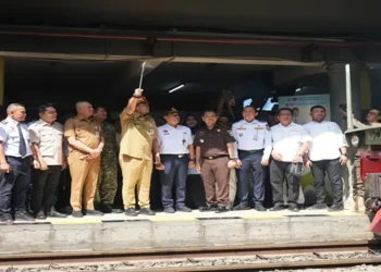 Foto: Bobby Nasution Lepas Keberangkatan Mudik Gratis Kereta Api di Stasiun Medan 10