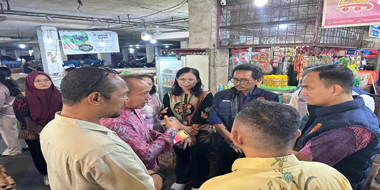 Foto: KPPU melalui Kantor Wilayah I turut serta dalam sidak pasar bersama Tim Satgas Pangan Polda Sumatera Utara untuk memantau harga dan ketersediaan bahan pokok menjelang Hari Besar Keagamaan Nasional (HBKN) Idul Fitri 1447 H.(Dok:KPPU Kanwil I)