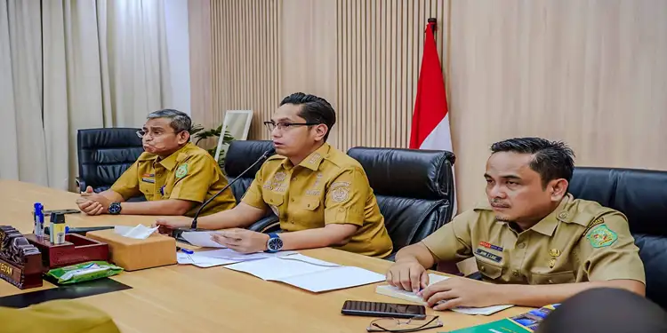 Foto: Wali Kota Medan, Rico Tri Putra Bayu Waas didampingi Sekda, Wiriya Alrahman mengikuti rapat secara daring, Senin (2/3/2026) yang dipimpin Direktur Jenderal Perumahan Perkotaan Kementerian Perumahan dan Kawasan Permukiman Sri Haryati.(Dok:Diskominfo Medan)