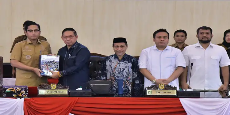 Foto: Wali Kota Medan Rico Waas menyerahkan dokumen LKPJ tahun anggaran 2015 kepada Ketua DPRD Medan Wong Chun Sen pada sidang paripurna DPRD Medan, Senin (9/3/2026).(Ist)