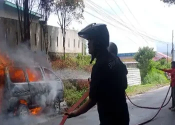 Foto: Mobil Mini Bus Terbakar di Jalinsum Sitinjo Dairi, Dua Orang Alami Luka Bakar 2