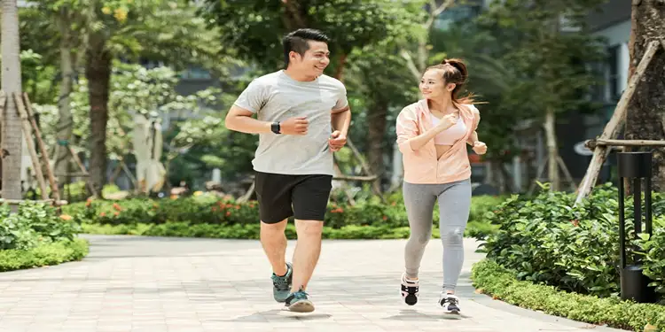 Foto: Aktivitas kardio, seperti lari santai atau jalan cepat, ternyata sangat disarankan untuk dilakukan pada sore hari menjelang waktu berbuka.(Foto:Freepik)