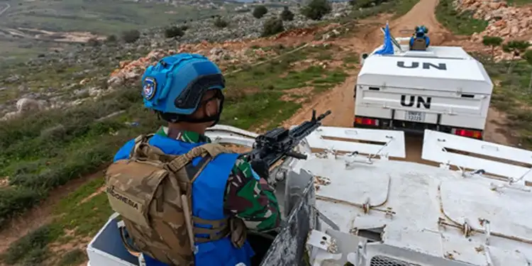 Foto: Pasukan penjaga perdamaian UNIFIL dari Indonesia sedang berpatroli di sepanjang Garis Biru di sekitar El Odeisse, Lebanon selatan. 16 Februari 2023.(Foto: Pasqual Gorriz (UNIFIL)