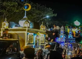 Foto: Semarak Malam Kemenangan: Pawai Mobil Hias Takbiran Medan Utara Pukau Ribuan Warga di Kawasan Pelindo 2