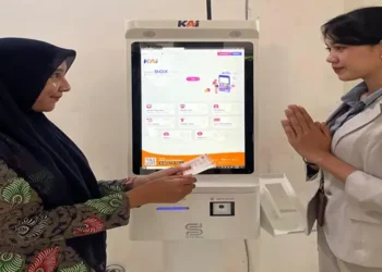 Foto: KAI Divre I Sumut Bagikan Takjil Gratis untuk Penumpang KA Putri Deli Selama Musim Mudik 3