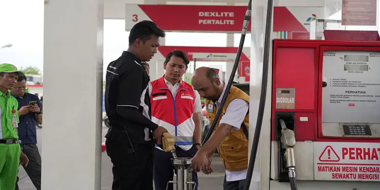 Foto: Kegiatan pengecekan ini dilakukan secara berkala untuk memastikan operasional SPBU berjalan sesuai standar yang telah ditetapkan.(Dok:Pertamina Sumbagut)
