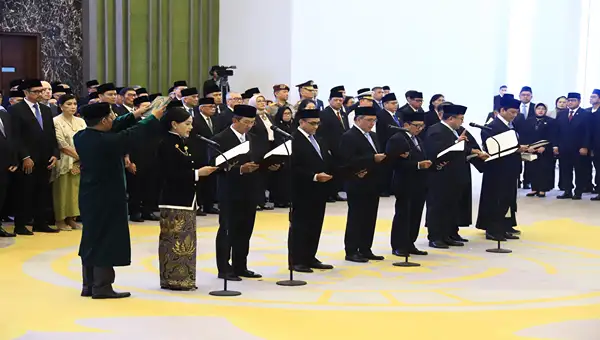 Foto: Ketua Mahkamah Agung Republik Indonesia Sunarto, mengambil sumpah jabatan tujuh Anggota Dewan Komisioner (ADK) Otoritas Jasa Keuangan (OJK) di Gedung Mahkamah Agung, Jakarta, Rabu.(Dok:OJK)