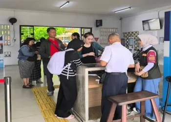 Foto: Puncak Arus Mudik Lebaran 2026: KAI Divre I Sumut Prediksi 11 Ribu Penumpang Padati Stasiun Hari Ini 8