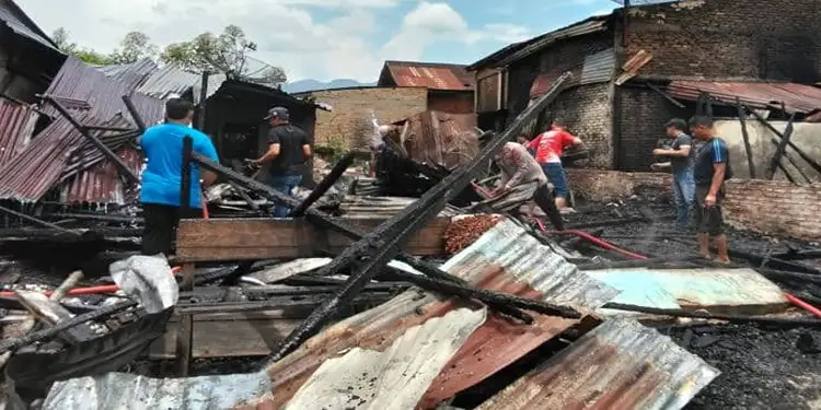Foto: Peristiwa kebakaran hebat melanda kawasan permukiman penduduk di Kedeberek, Desa Palding, Kecamatan Tigalingga, Kabupaten Dairi, pada Selasa (17/3/2026).(Istimewa)
