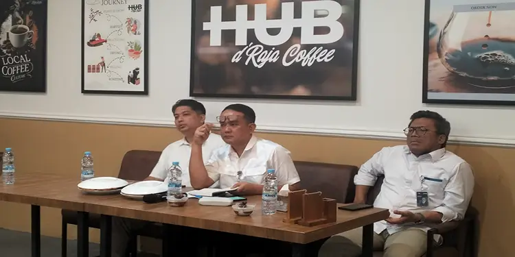 Foto: Pemimpin Wilayah Perum Bulog Kanwil Sumut, Budi Cahyanto (tengah) dalam kegiatan Press Release mengenai Komitmen BULOG dalam Menjaga Stok di Bulan Ramadhan yang berlangsung di Medan, Senin (02/03/2026).(SeputarSumut/Siong)