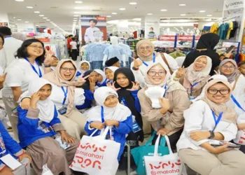 Foto: Program SEBARAN 5.0: Pertamina Sumbagut Ajak Anak Yatim Belanja Baju Lebaran di Medan 6