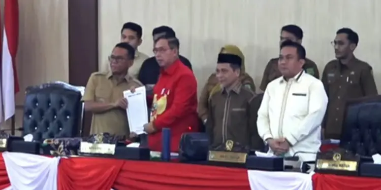 Foto: Ketua DPRD Medan Wong Chun Sen menyerahkan berkas Ranperda inisiatif DPRD kepada Wakil Wali Kota Medan Zakiyuddin dalam sidang paripurna DPRD, Senin (2/3/2026).(Ist)