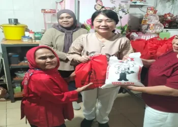 Foto: Anggota DPRD Medan Dr. Dra. Lily MBA Gelar Bakti Sosial Pembagian Sembako Lebaran di Medan Petisah 9