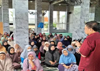 Foto: Kisah Haru Nenek Suliah Saat Terima Motivasi Religius dari Sofyan Tan di Desa Tembung 1