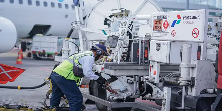 Foto: Melalui pelaksanaan Satgas Ramadan dan Idulfitri 2026, Pertamina melakukan pemantauan secara intensif terhadap ketersediaan stok serta distribusi Avtur untuk memastikan kebutuhan bahan bakar penerbangan tetap terpenuhi.(Dok:Pertamina Sumbagut)