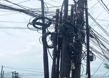 Foto: Rusak Estetika Kota, DPRD Minta Pemko Medan Tegas Tertibkan Tiang Kabel Semrawut 4
