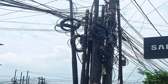 Foto: Tiang dan kabel telekomunikasi tampak berdiri semraurt di Jalan Karya Wisata, Medan Johor, Kota Medan, Rabu (25/3/2026).(Ist)