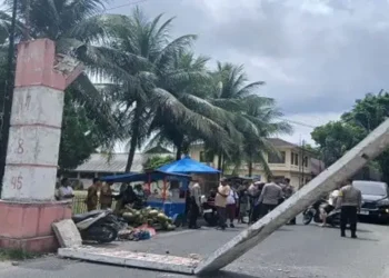 Foto: Truk Tronton Senggol Gapura Pemko Pematangsiantar, Pengendara Motor Terluka Tertimpa Material 2
