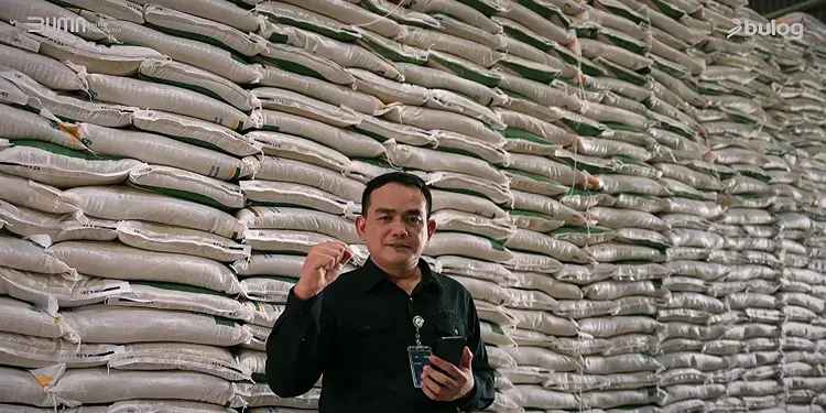 Foto: Pemimpin Wilayah Bulog Sumut, Budi Cahyanto
saat berada di depan tumpukan beras di Gudang Bulog Mustafa Medan.(Ist)