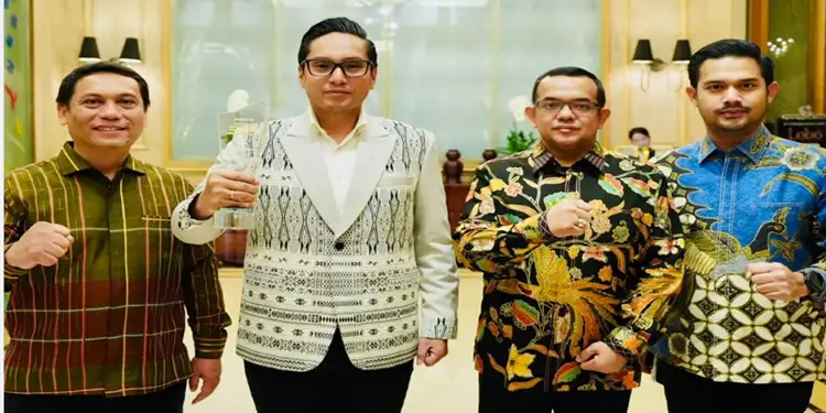 Foto: Wali Kota Medan Rico Waas didampingi Kadis Kominfo Kota Medan Arrahmaan Pane diabadikan bersama penyelenggara National Governance Award 2026 di Jakarta, Jumat (24/4/2026).(Ist)