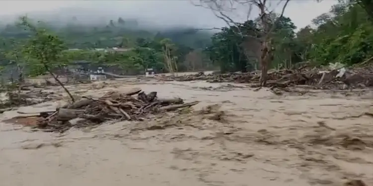 Foto: Curah hujan yang sangat lebat memicu terjadinya banjir besar sehingga konstruksi jembatan darurat yang didirikan saat bencana hidrometeorologi sebelumnya akhirnya ambruk.(ANTARA/HO/Tangkapan layar video BPBA)