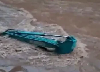 Foto: Alat Berat Jenis Beko Hanyut Terseret Luapan Sungai Bah Bolon Serdang Bedagai 6