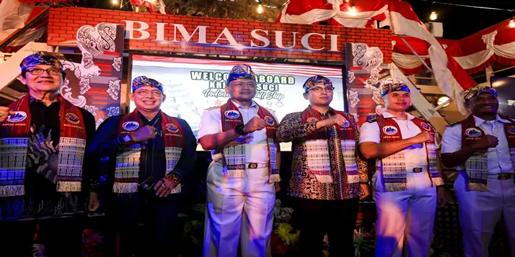 Foto: Wali Kota Medan Rico Tri Putra Bayu Waas bersama Ketua TP PKK Kota Medan Airin Rico Waas diatas geladak Kapal KRI Bima Suci yang bersandar di Dermaga Pelindo 104, Pelabuhan Belawan, Senin (6/4/2026).(Dok:Diskominfo Medan)