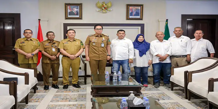 Foto: Wali Kota Medan Rico Waas diabadikan bersama Panitia Pemilihan Ketua PWPM di Balai Kota Medan, Selasa (28/4/2026).(Ist)