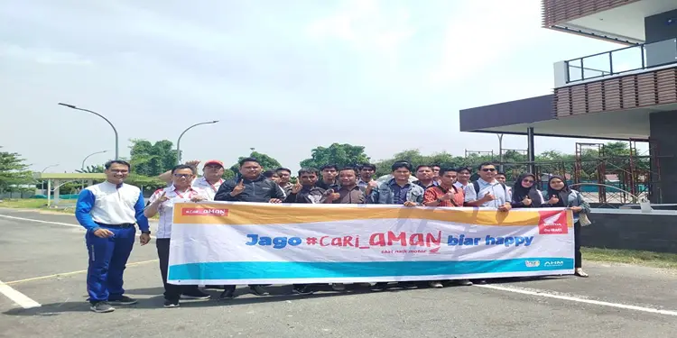 Foto: Puluhan peserta mengikuti kegiatan bertema Safety Riding Education For Public yang diselenggarakan oleh tim terlatih Safety Riding PT Indako Trading Coy Medan bersama salah satu dealer resmi yakni PT Indostar Sukses Mandiri.(Ist)
