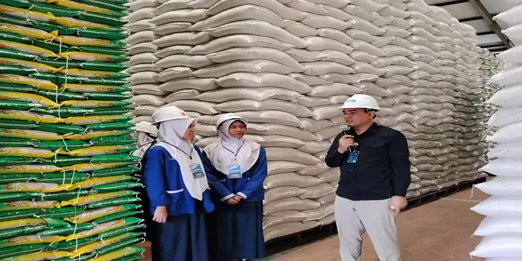 Foto: Para siswa diberi pengetahuan mendalam mengenai proses pencapaian swasembada pangan yang menjadi pilar penting bagi stabilitas negara.(Dok:Bulog Sumut)