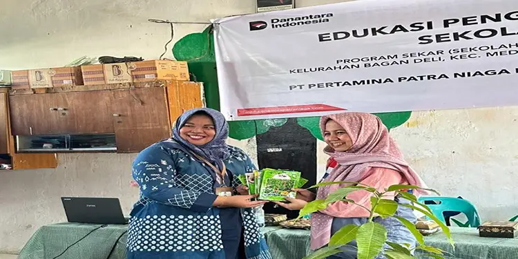 Foto: Pertamina Patra Niaga Regional Sumbagut melalui Fuel Terminal (FT) Medan melaksanakan program edukasi penghijauan sekolah di UPT SDN 065009, Medan pada Jumat (24/4).(Dok:Pertamina Sumbagut)