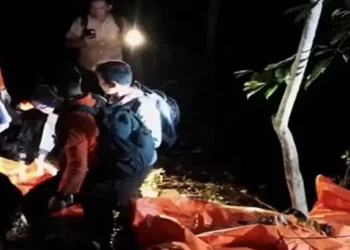 Foto: Evakuasi Jenazah Korban Helikopter Jatuh di Sekadau Selesai Dilakukan Tim SAR Gabungan 2