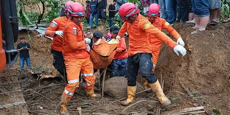 Foto: Upaya evakuasi dilakukan di Desa Sembahe guna menyisir setiap titik yang terdampak tanah longsor di wilayah Kabupaten Deliserdang.(Foto:Mistar/HO/SAR Medan)