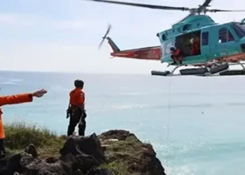 Foto: Tim SAR Gunakan Helikopter Evakuasi WNA Rusia dan Amerika Serikat yang Terjebak di Tebing Uluwatu Bali 5