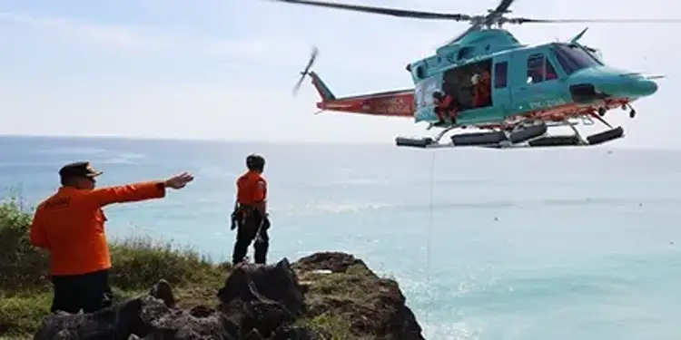 Foto: Proses evakuasi terhadap dua orang WN Rusia yang terjebak di bawah tebing Pantai Cemongkak, Desa Pecatu, Kecamatan Kuta Selatan, Kamis (23/04/2026) siang. (Foto:Tirto.id/HO-Humas SAR Bali)