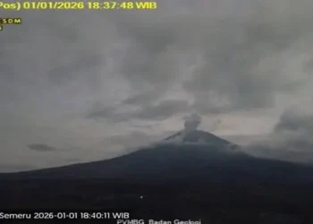 Foto: Gunung Semeru Erupsi Empat Kali Jumat Pagi Kolom Abu Capai 1200 Meter Masyarakat Diminta Waspada Status Siaga 6