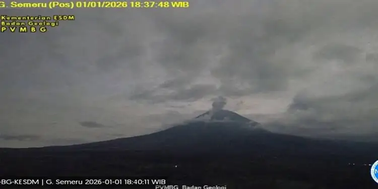 Foto: Aktivitas vulkanik Gunung Semeru menunjukkan peningkatan signifikan dengan catatan empat kali erupsi pada Jumat pagi.(Foto: Antara/HO-PVMBG)