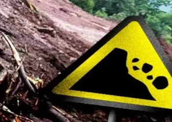 Foto: Jalan Lintas Sumatera Jalinsum Sidikalang Samosir Tertutup Total Akibat Longsor di Parbuluan V 3