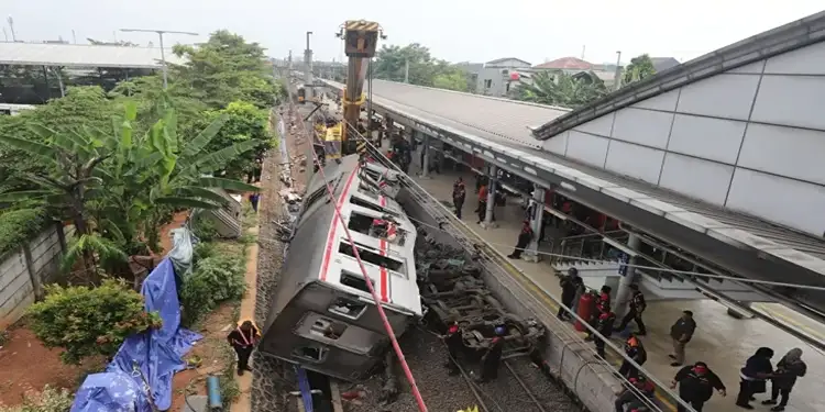 Foto: KNKT saat ini sedang mendalami adanya dugaan gangguan pada sistem persinyalan yang ditengarai menjadi pemicu kecelakaan maut antara KA Argo Bromo Anggrek dan KRL di Stasiun Bekasi Timur.(Foto:Sindonews)