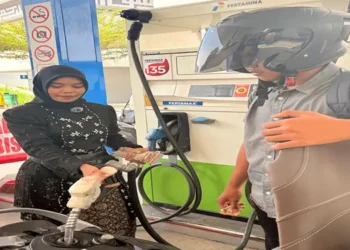 Foto: Pertamina Patra Niaga Sumbagut Peringati Hari Kartini dengan Petugas Berbaju Kebaya dan Berbagi Souvenir di SPBU 3