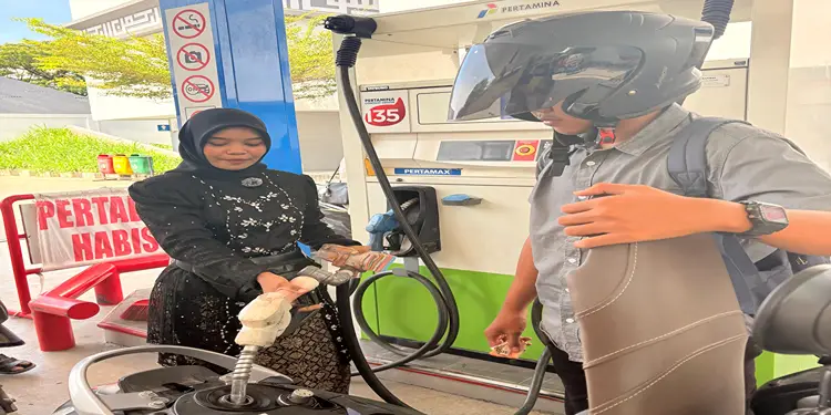 Foto: Pertamina Patra Niaga Regional Sumbagut menghadirkan nuansa berbeda di sejumlah SPBU dengan mengajak para operator mengenakan kebaya dan kain nusantara saat bertugas, Selasa, 21 April 2026.(Dok:Pertamina Sumbagut)