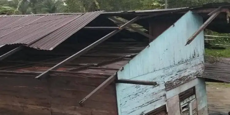 Foto: Bencana alam berupa angin puting beliung disertai curah hujan tinggi merusak sembilan hunian penduduk di Desa Hutaraja, Kecamatan Sipaholon, Kabupaten Tapanuli Utara, Sabtu 18 April 2026.(Istimewa)
