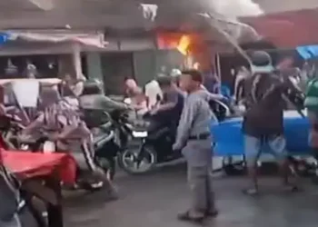 Foto: Kebakaran Pasar Gambir Tembung Hari Ini Kios Sembako Hangus Dilalap Api Kerugian Capai 400 Juta Rupiah 8