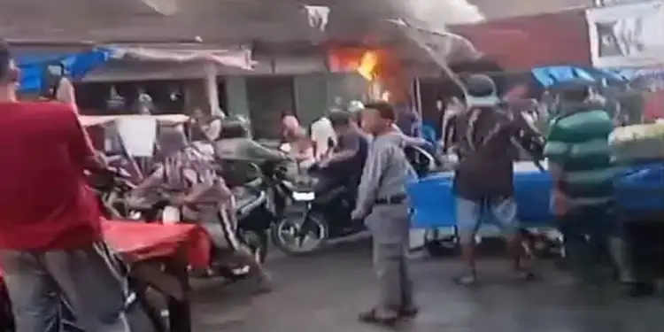 Foto: Sebuah kios sembako terbakar di Pasar Gambir Jalan Pasar 8 Tembung Desa Bandar Klippa Kecamatan Percut Sei Tuan pada Jumat (3/4/2026).(Istimewa)