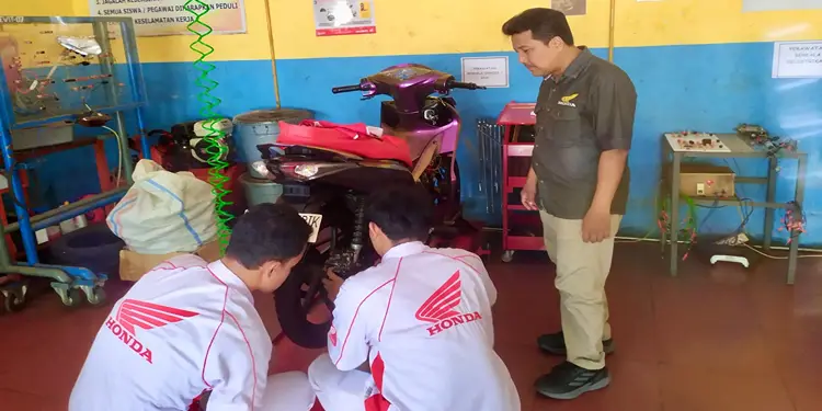 Foto: Uji Kompetensi Keahlian (UKK), khususnya pada kompetensi keahlian Teknik dan Bisnis Sepeda Motor (TBSM), menekankan penerapan standar kerja sesuai kebutuhan dunia usaha dan dunia industri.(Ist)