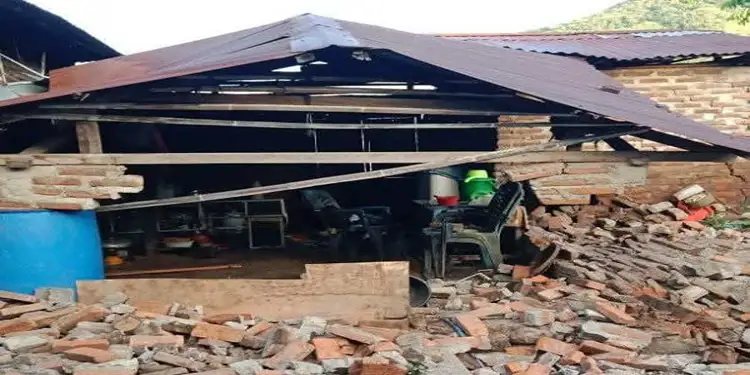 Foto: Kondisi salah satu rumah warga pasca diguncang gempa di Adonara.(INews/HO-warga)