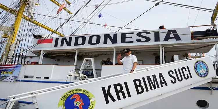 Foto: Kedatangan KRI Bima Suci-945 bersandar di perairan Dermaga Pelindo 104, Belawan, dalam rangka pelayaran persahabatan internasional, Asean Plus Cadet Sail (APCS) 2026, Minggu (5/4/2026).(Dok:Diskominfo Medan)