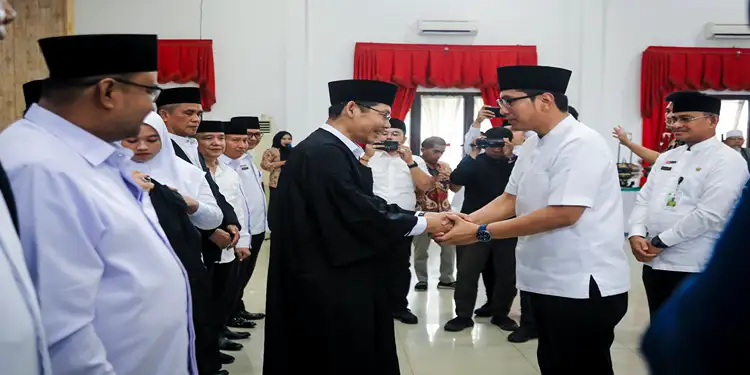 Foto: Wali Kota Medan Rico Tri Putra Bayu Waas melantik Dewan Pengawas dan Dewan Hakim di Gedung Serbaguna PKK Kota Medan, Jalan Rotan, Medan Petisah, Jumat (10/4/26).(Dok:Diskominfo Medan)